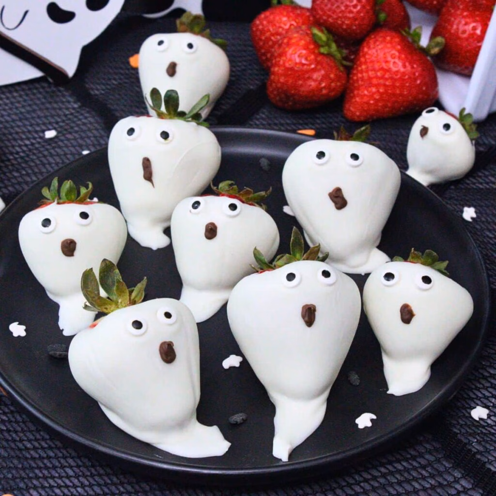30 Halloween Party Food Ideas: Ghost strawberries